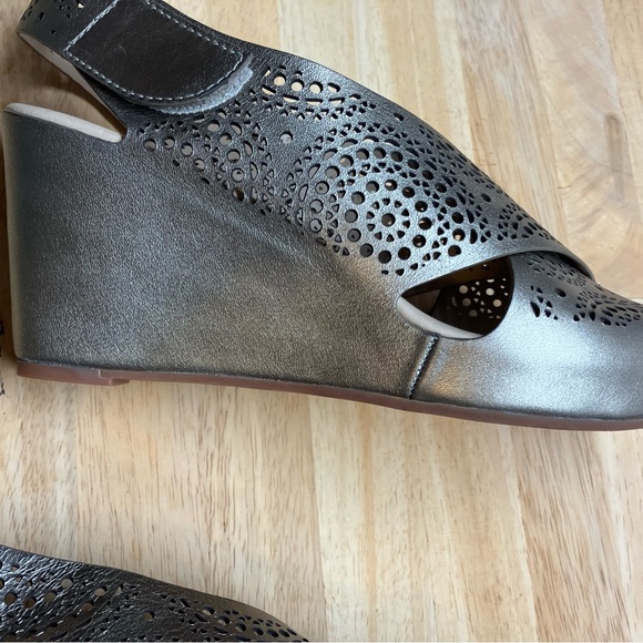 Johnston & Murphy Metallic Half-Medallion Wedge Sandals | Size 11 - Picture 9 of 13
